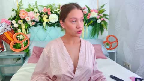 Snapshot of alice_charmy chatting on 09-27-25, 06:18 Alice in Wonderland online show from 09-27-25, 06:18