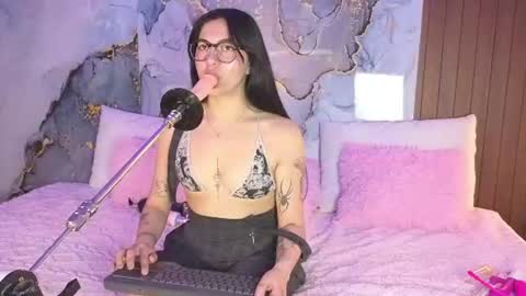 Snapshot of alice_cute77 chatting on 06-15-26, 02:19 Mey online show from 06-15-26, 02:19