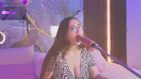 Snapshot of alice_cute77 chatting on 06-27-26, 02:27 Mey online show from 06-27-26, 02:27