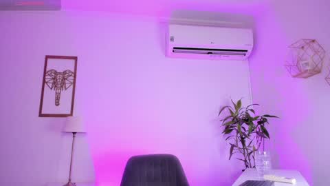 Snapshot of alice_graay_ chatting on 01-14-25, 04:04 Alice Graay online show from 01-14-25, 04:04