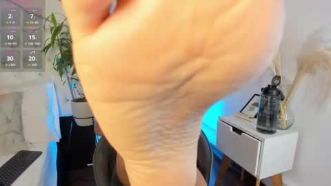 Snapshot of alice_graay_ chatting on 10-14-25, 08:31 Alice Graay online show from 10-14-25, 08:31