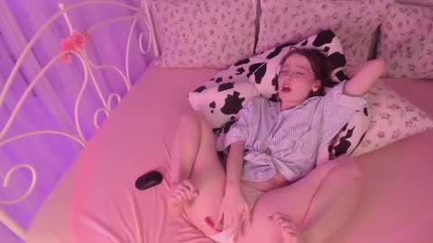 Snapshot of alice_kinky_girl chatting on 12-16-24, 01:10 Alice online show from 12-16-24, 01:10