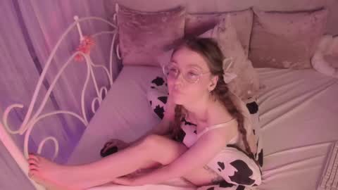 Snapshot of alice_kinky_girl chatting on 03-06-25, 05:33 Alice online show from 03-06-25, 05:33