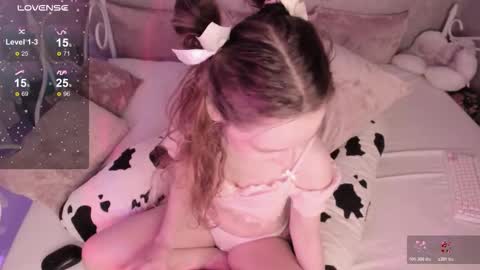 Snapshot of alice_kinky_girl chatting on 11-20-25, 05:45 Alice online show from 11-20-25, 05:45