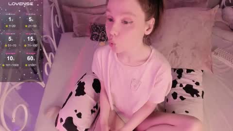 Snapshot of alice_kinky_girl chatting on 03-13-26, 02:51 Alice online show from 03-13-26, 02:51