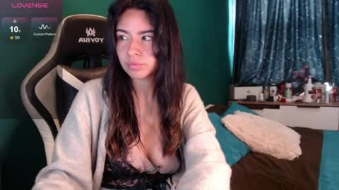 Snapshot of alice_middle01 chatting on 04-27-26, 03:32 Alice online show from 04-27-26, 03:32