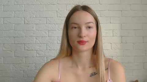 Snapshot of alice_sweet_01 chatting on 11-19-25, 11:21 Alice online show from 11-19-25, 11:21