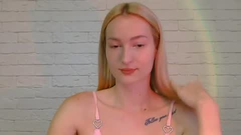 Snapshot of alice_sweet_01 chatting on 06-12-26, 05:34 Alice online show from 06-12-26, 05:34