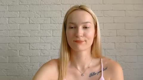 Snapshot of alice_sweet_01 chatting on 06-19-26, 01:26 Alice online show from 06-19-26, 01:26