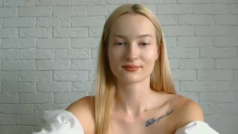 Snapshot of alice_sweet_01 chatting on 06-25-26, 11:04 Alice online show from 06-25-26, 11:04