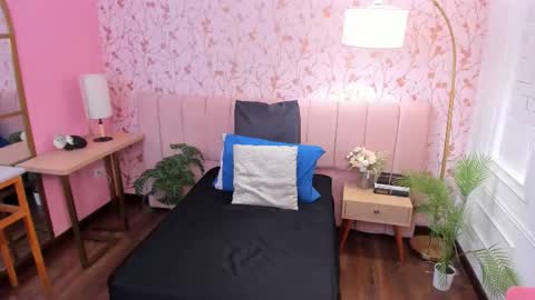 Snapshot of aliceandsia chatting on 12-21-25, 04:14 Alice and Asia online show from 12-21-25, 04:14