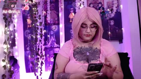 Snapshot of alicebrinck chatting on 12-19-24, 11:14 Alice Brinck online show from 12-19-24, 11:14