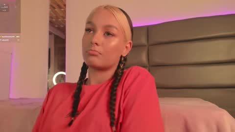 Snapshot of aliceclark__ chatting on 10-16-25, 11:00 Alice online show from 10-16-25, 11:00