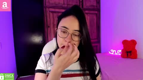 Snapshot of alicee_2 chatting on 05-08-26, 01:27 Aliceee .. 97YP9VWGZHrefnav wishlist lists 1 online show from 05-08-26, 01:27