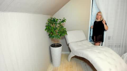 Alicee online show from 12-13-24, 04:49