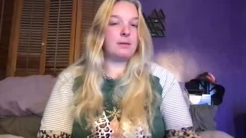 Snapshot of aliceinsmuttyland chatting on 12-17-25, 11:33 Alice online show from 12-17-25, 11:33