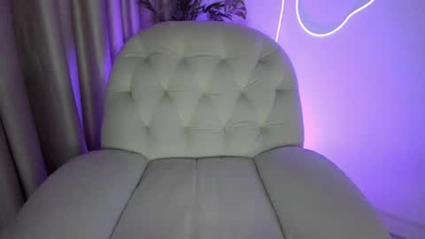 Snapshot of alicelevine chatting on 06-04-26, 04:18 AliceLevine online show from 06-04-26, 04:18