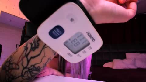 Snapshot of alicelidse chatting on 11-11-25, 01:44 Alice online show from 11-11-25, 01:44