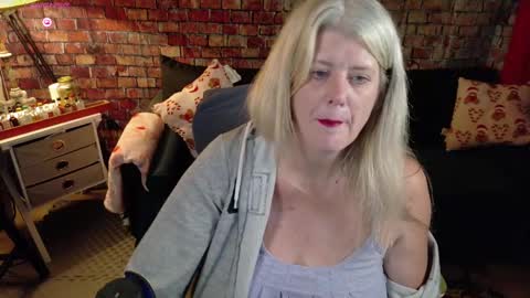 Snapshot of alicescuriosity chatting on 12-19-24, 02:45 Alices Curiosity online show from 12-19-24, 02:45