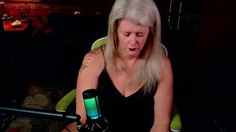 Snapshot of alicescuriosity chatting on 12-17-25, 05:24 Alices Curiosity online show from 12-17-25, 05:24