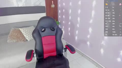 Snapshot of alicestark2 chatting on 11-18-25, 01:37 online show from 11-18-25, 01:37