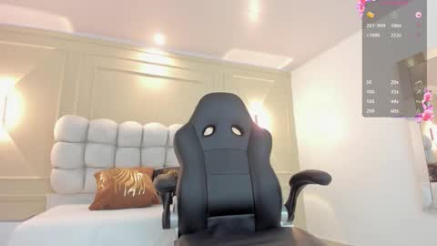 Snapshot of alicestark2 chatting on 03-04-26, 12:33 online show from 03-04-26, 12:33