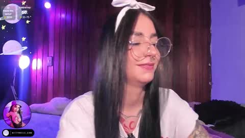 Snapshot of alicewoodville chatting on 11-28-25, 01:41 Alice online show from 11-28-25, 01:41