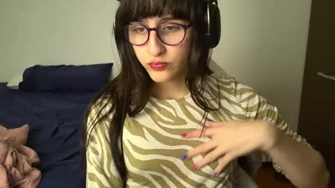 Snapshot of alicia_love29 chatting on 01-06-25, 04:15 Alice online show from 01-06-25, 04:15