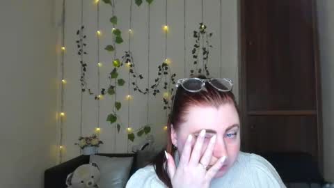 Snapshot of alicia_side_red chatting on 04-25-26, 01:41 Alicia online show from 04-25-26, 01:41