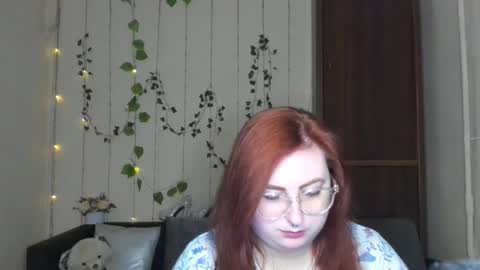 Snapshot of alicia_side_red chatting on 04-26-26, 11:30 Alicia online show from 04-26-26, 11:30