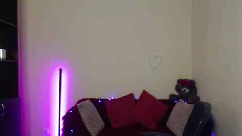 Snapshot of alicia_side_red chatting on 04-29-26, 06:06 Alicia online show from 04-29-26, 06:06