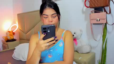 Snapshot of aliciabiden chatting on 10-15-25, 04:45 aliciabiden online show from 10-15-25, 04:45