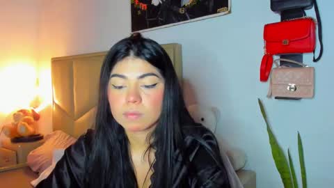 Snapshot of aliciabiden chatting on 10-20-25, 04:24 aliciabiden online show from 10-20-25, 04:24