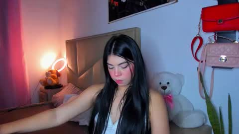 Snapshot of aliciabiden chatting on 10-22-25, 04:35 aliciabiden online show from 10-22-25, 04:35