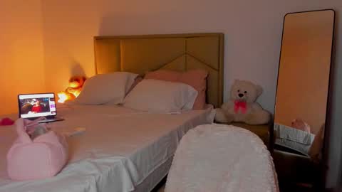 Snapshot of aliciabiden chatting on 12-18-25, 03:23 aliciabiden online show from 12-18-25, 03:23