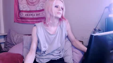 Snapshot of alien_bella chatting on 12-18-25, 01:06 Alien Bella online show from 12-18-25, 01:06