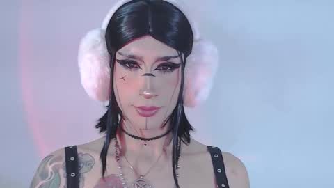 Snapshot of alienexxx chatting on 05-15-26, 11:23 online show from 05-15-26, 11:23