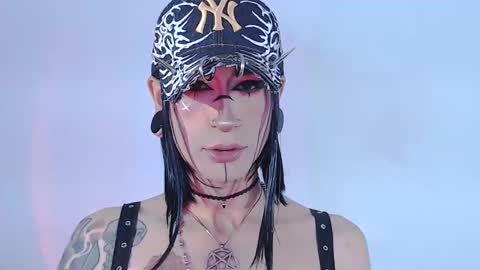Snapshot of alienexxx chatting on 05-21-26, 10:39 online show from 05-21-26, 10:39