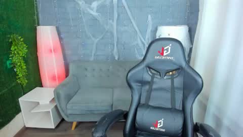 Snapshot of aliice_cartier chatting on 12-25-24, 05:58 Alice online show from 12-25-24, 05:58