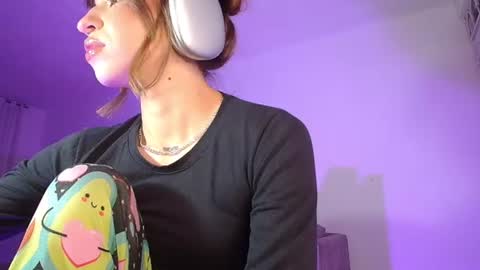 Snapshot of alina_lee01 chatting on 06-11-26, 02:53 NYX online show from 06-11-26, 02:53