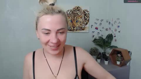 Snapshot of alinafrey_ chatting on 02-04-26, 05:24 Alina online show from 02-04-26, 05:24