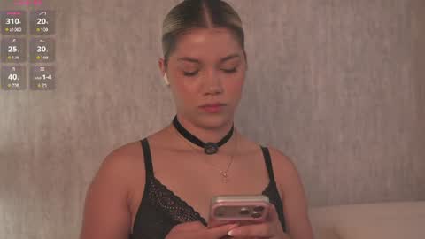 Snapshot of alisa_roldan chatting on 07-10-26, 01:25 online show from 07-10-26, 01:25