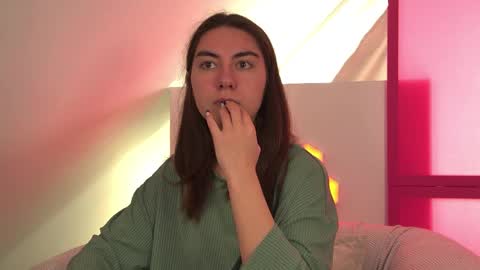 Snapshot of alisaalarie chatting on 05-21-26, 06:31 Alisa online show from 05-21-26, 06:31
