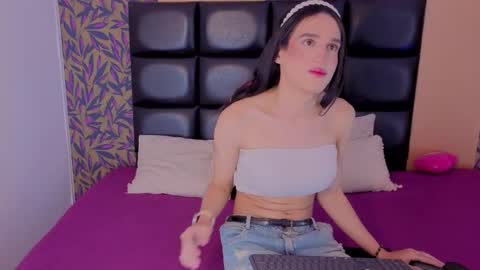 Snapshot of alisonn_doll_ chatting on 12-18-25, 08:37 Alison online show from 12-18-25, 08:37