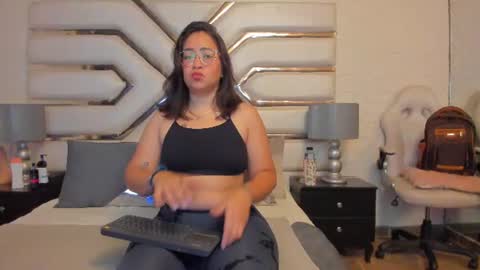 Snapshot of alissbluumm chatting on 06-13-26, 11:41 alissbluumm online show from 06-13-26, 11:41