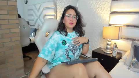 Snapshot of alissbluumm chatting on 07-09-26, 11:31 alissbluumm online show from 07-09-26, 11:31