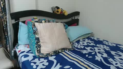 Snapshot of alisse27 chatting on 02-13-25, 12:13 allise online show from 02-13-25, 12:13