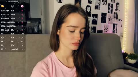 Snapshot of alivialovely chatting on 12-21-25, 11:17 Alivia online show from 12-21-25, 11:17