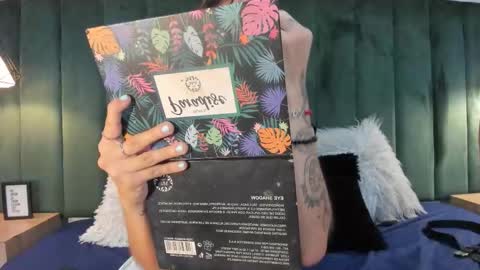 Snapshot of alixxxe_ chatting on 10-10-25, 01:32 A L I X X X E online show from 10-10-25, 01:32