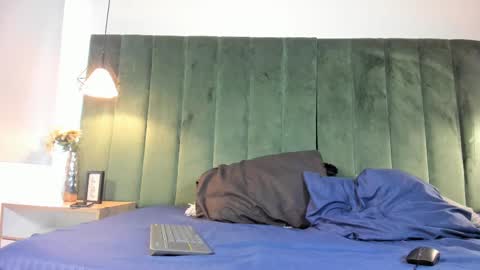 Snapshot of alixxxe_ chatting on 10-13-25, 01:33 A L I X X X E online show from 10-13-25, 01:33